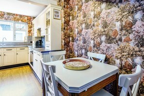 Dining - Southside Stay | Next to City Centre & Queens Uni - Pass the Keys (Belfast)