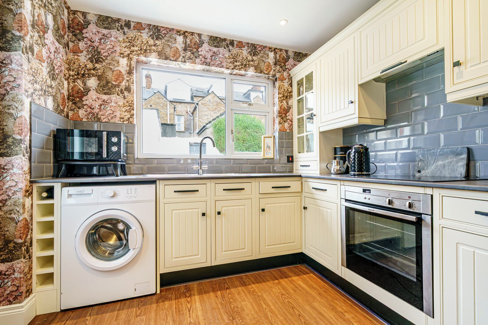 Geladeira, micro-ondas, fogão, torradeira