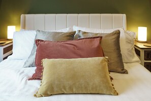 Iron/ironing board, free WiFi, bed sheets - Southside Stay | Next to City Centre & Queens Uni - Pass the Keys (Belfast)