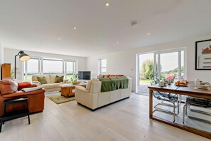 TV - 5 Bed in St. Merryn (oc-t27899) (Saint Merryn)