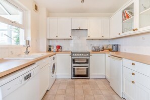 Microwave, oven, dishwasher, high chair - 3 Bed in Broad Haven (oc-j27915) (Broad Haven)