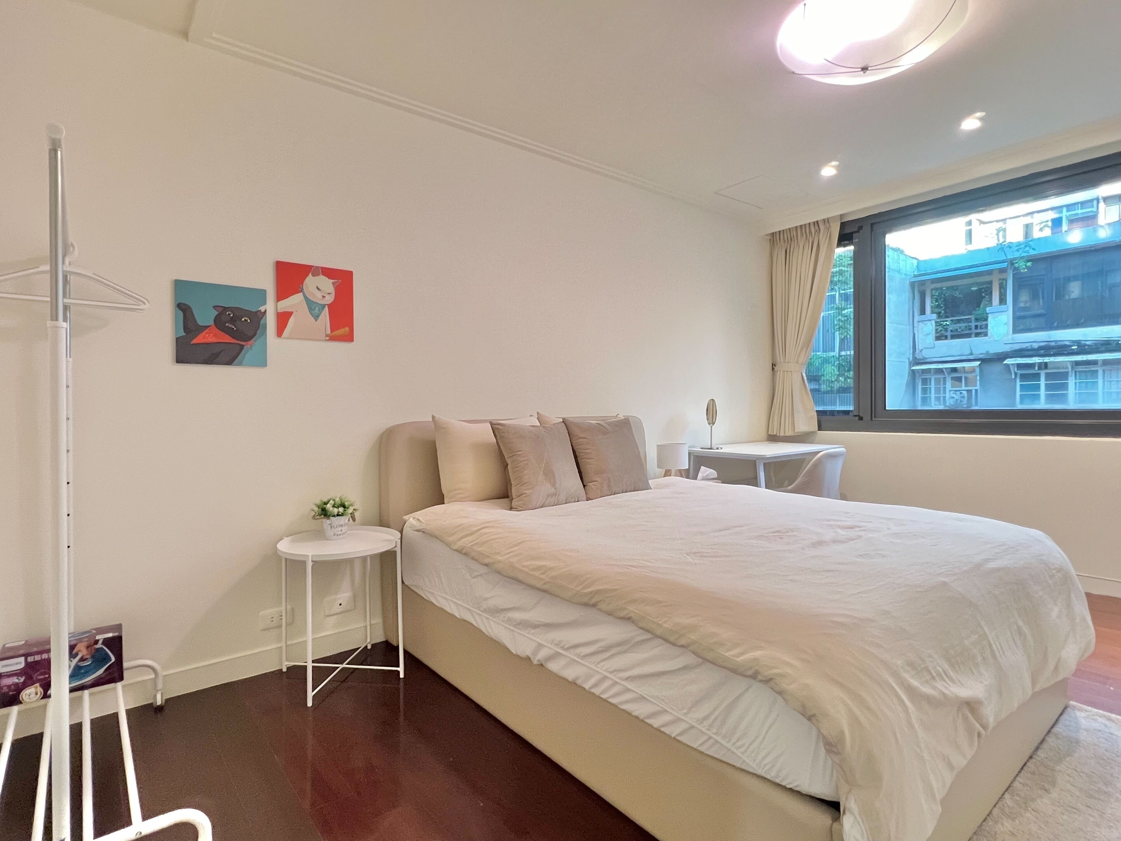 Escrivaninha, ferros/tábuas de passar roupa, berço de viagem