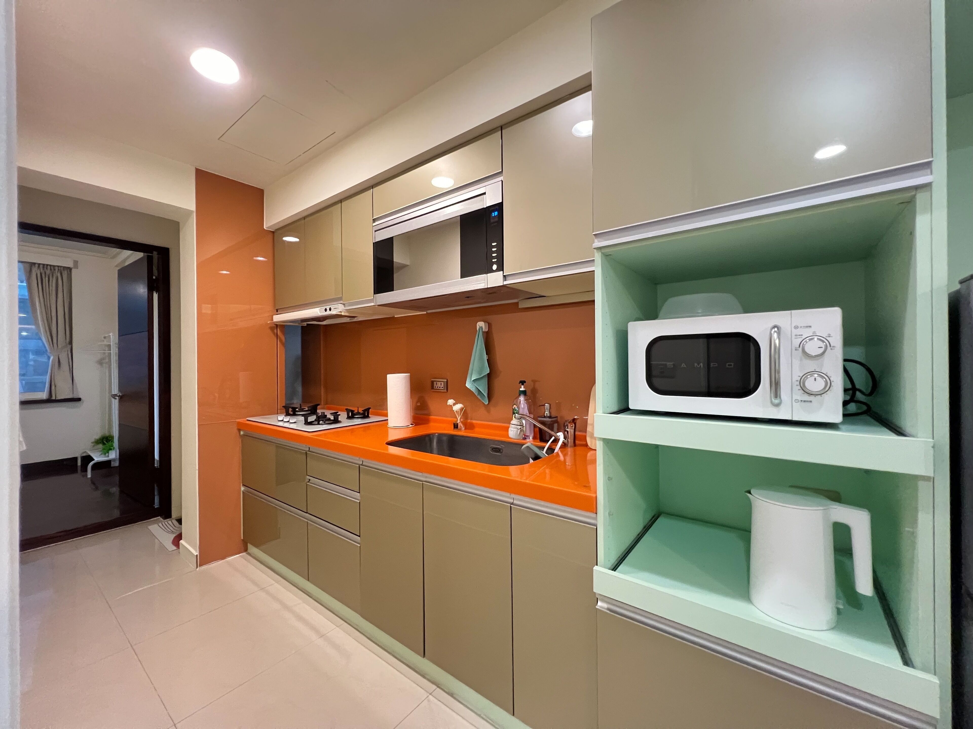 Geladeira, micro-ondas, cooktop, cadeirão de bebê