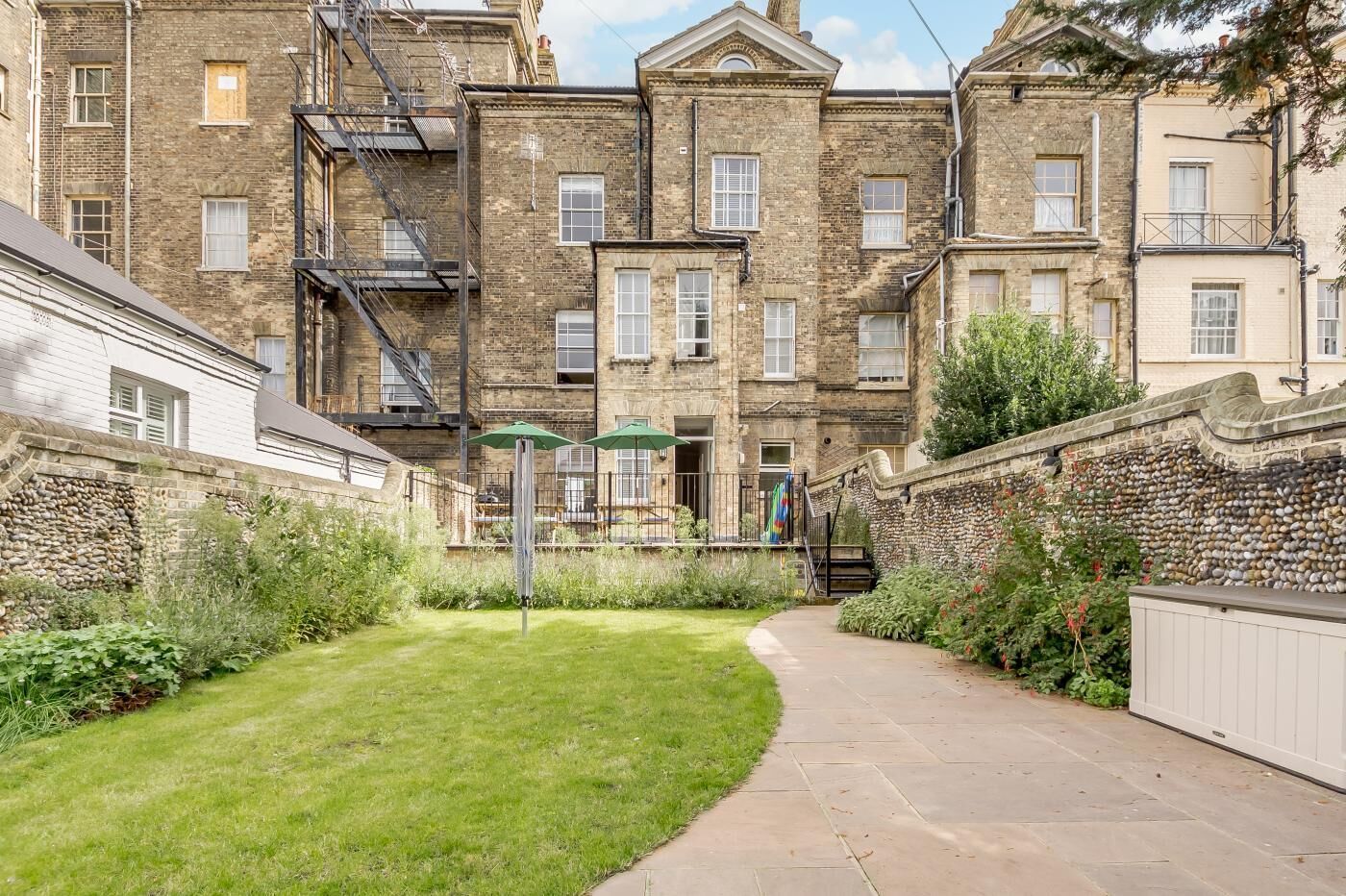 المنشأة من الخارج