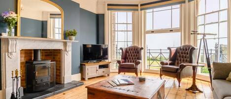 Una televisión, una chimenea