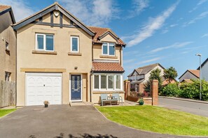 Exterior - 4 Bed in Seahouses (oc-o27867) (Seahouses)
