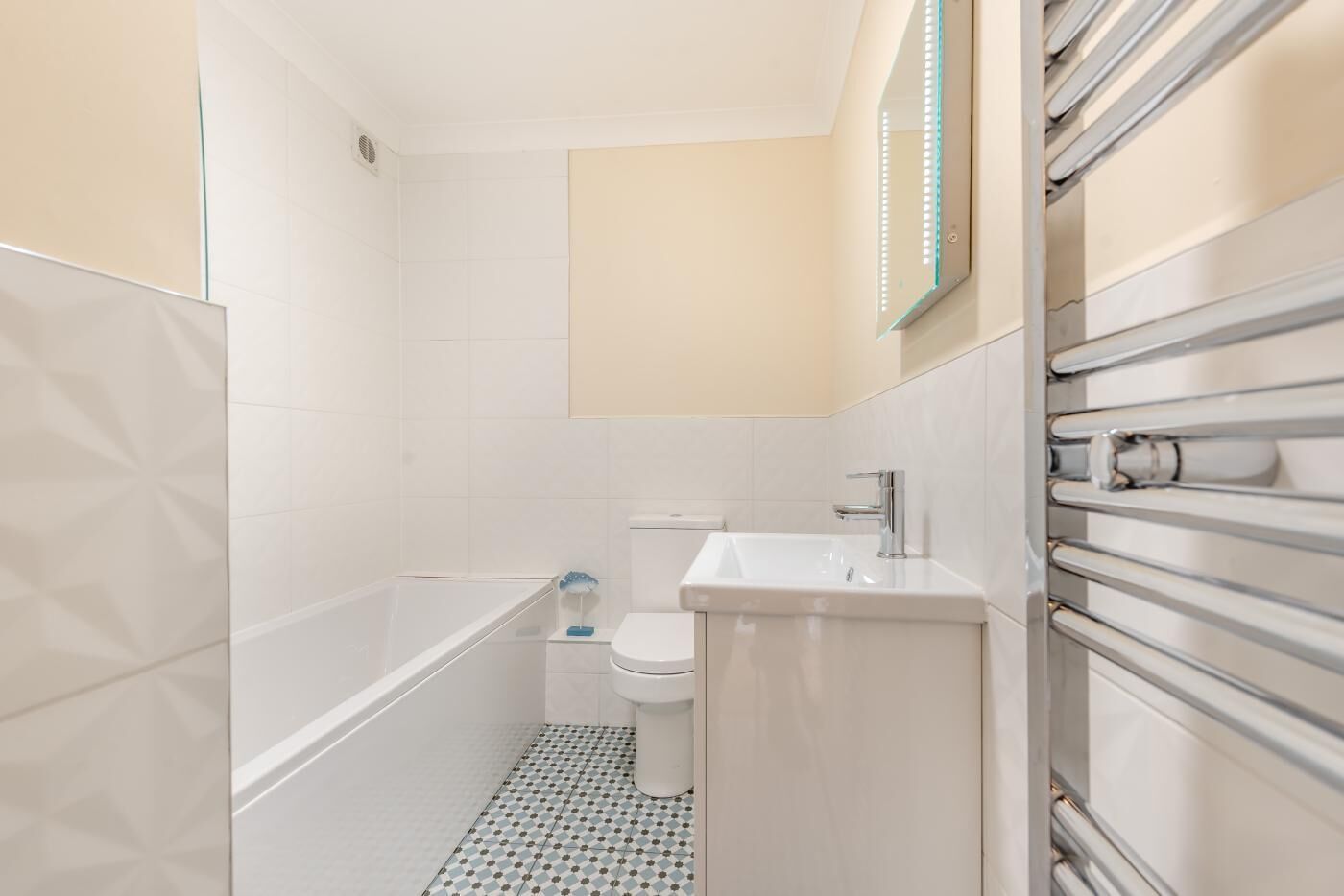 Ein Badezimmer mit Badewanne, Toilette und Waschbecken.