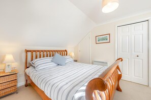 Travel crib, free WiFi, bed sheets