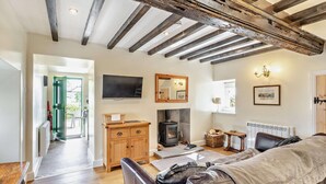 Un salon chaleureux avec une cheminée, des meubles en bois et un téléviseur.