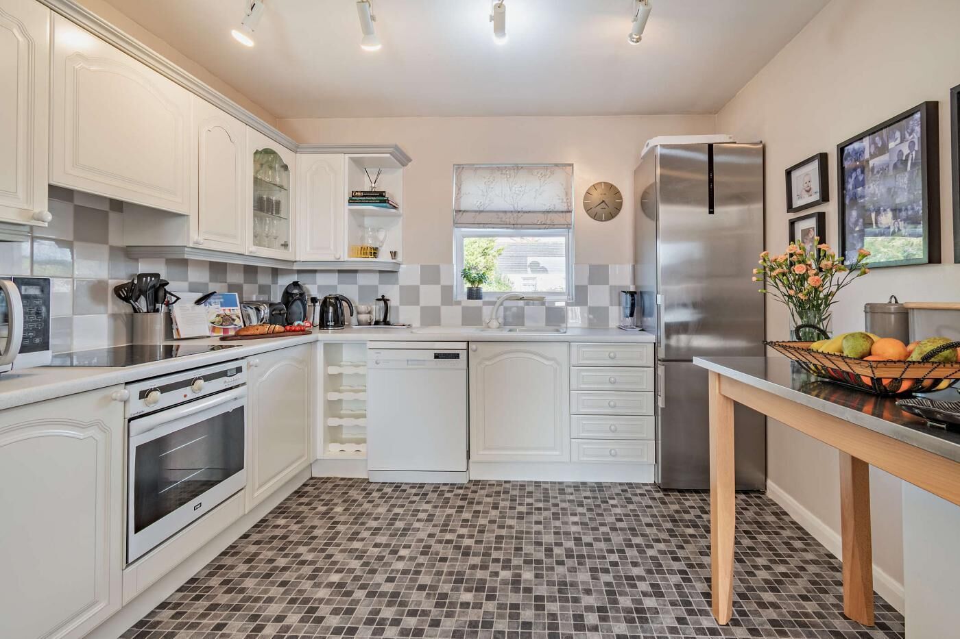 Mikrowelle, Ofen, Geschirrspüler, Hochstuhl