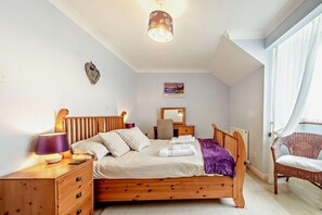 Travel cot, free WiFi, bed sheets - 4 Bed in Broad Haven (oc-b27955) (Broad Haven)