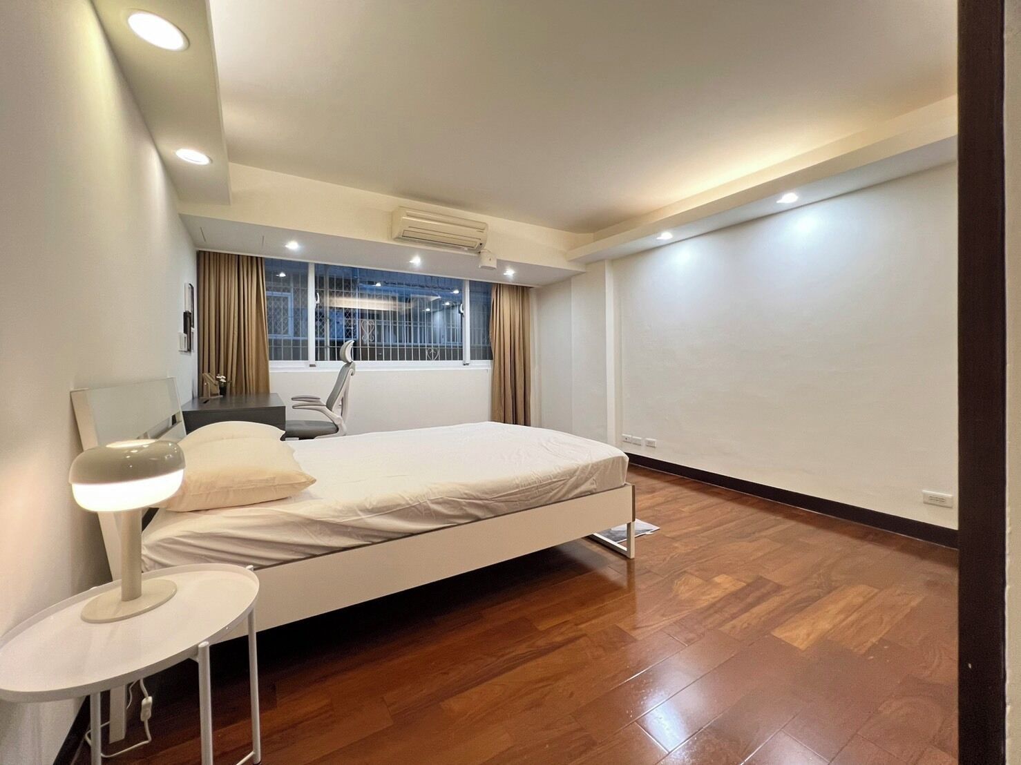 Desk, iron/ironing board, free WiFi, bed sheets