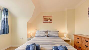 2 bedrooms, travel crib, WiFi (free), bed sheets