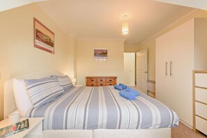 Travel cot, free WiFi, bed sheets