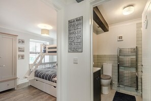 2 habitaciones, tabla de planchar con plancha y cuna de viaje 