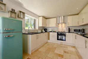 Microwave, oven, dishwasher, high chair - 2 Bed in St. Breock (oc-a27950) (Saint Breock)
