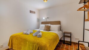 Een hotelkamer met een bed, een bord waarop 