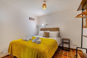 Ein Hotelzimmer mit einem Bett, einem Schild mit der Aufschrift "DREAM", einem kleinen Tisch und einer Lampe.