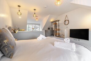 Iron/ironing board, free WiFi, bed sheets