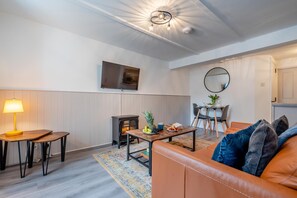 TV - 1 Bed in St. Ives (oc-wrenf) (St Ives)