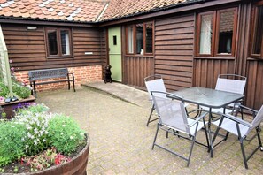 Outdoor dining - 2 Bed in Wissett (oc-hfleet) (Wissett)