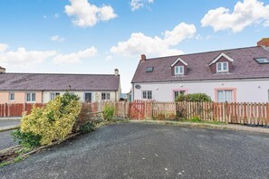 A residential area with two houses, one with a red roof and another with a grey roof. - 3 Bed in Broad Haven (oc-c27945) (Broad Haven)