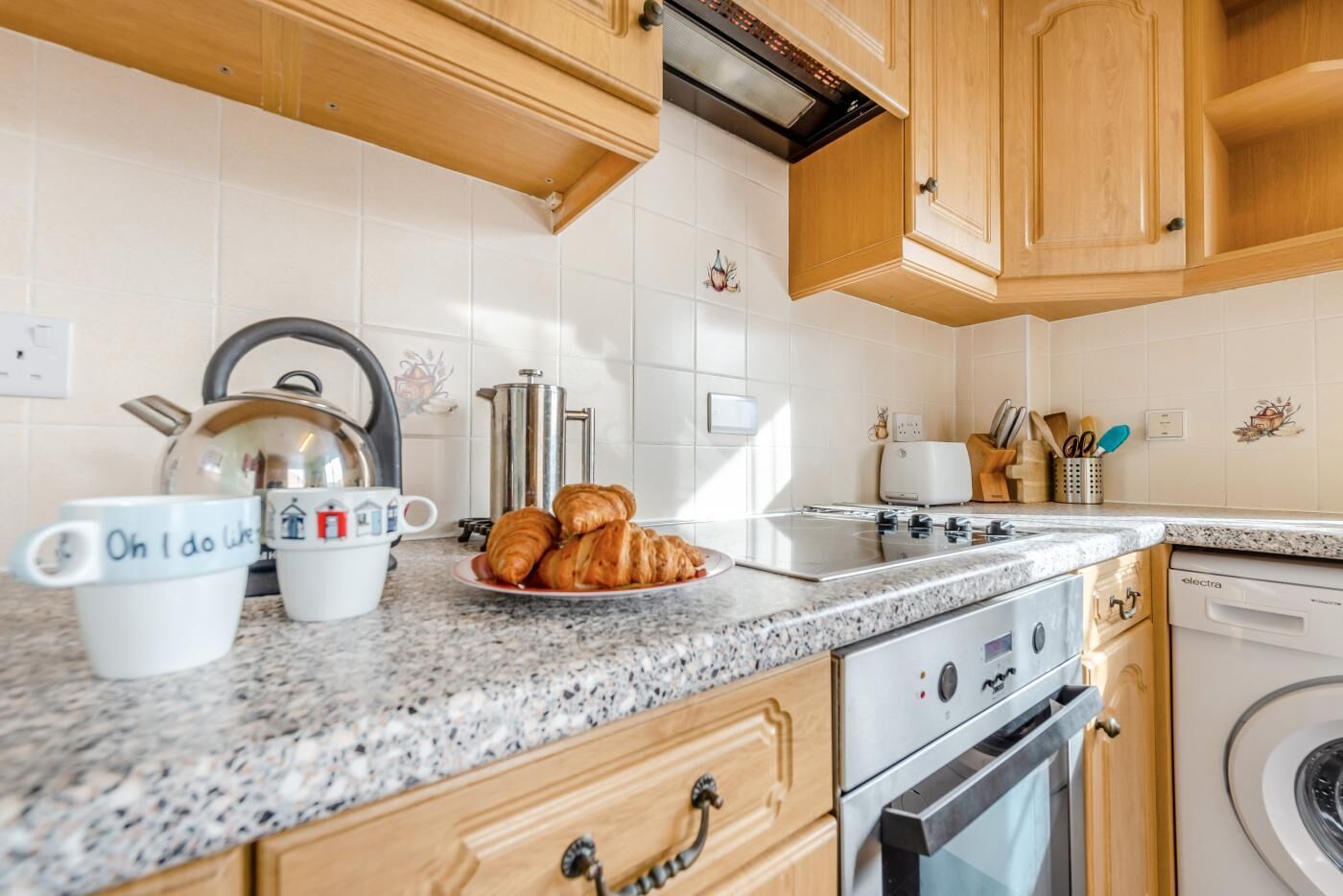 Mikrowelle, Ofen, Geschirrspüler, Hochstuhl