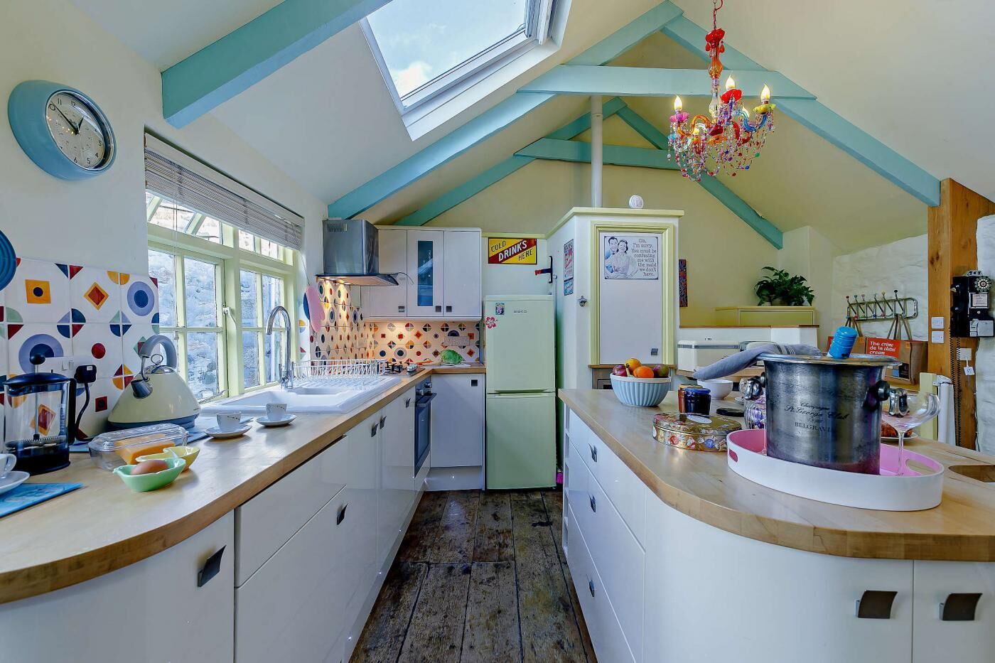 Fogão, lava-louças, talheres/pratos/utensílios de cozinha