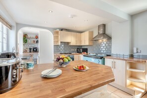 Dishwasher, high chair, cookware/dishes/utensils - 3 Bed in Trevone (oc-t28016) (Trevone)