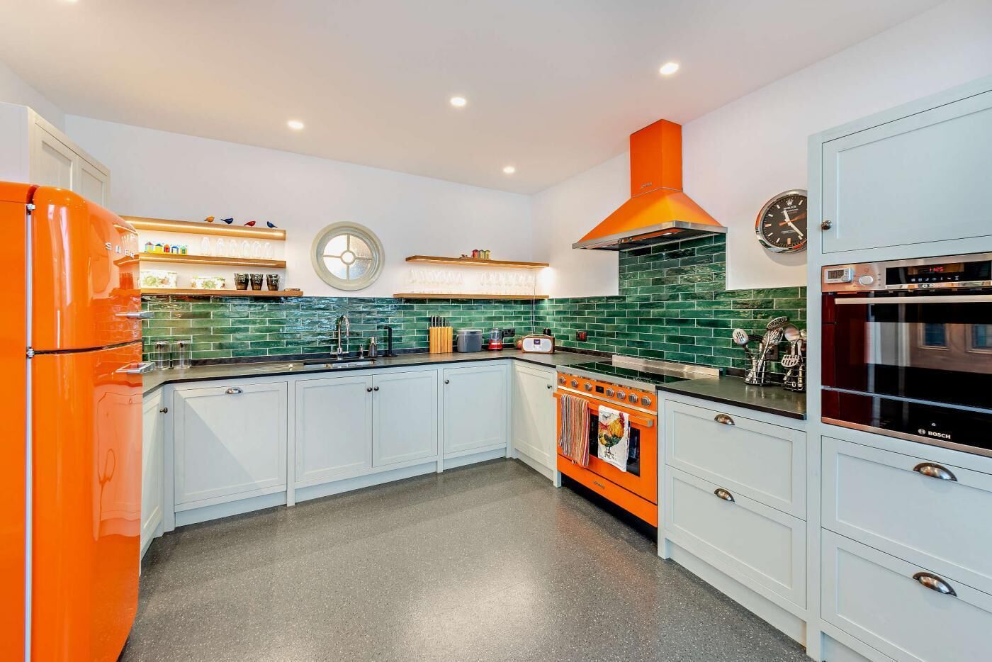 Mikrowelle, Ofen, Geschirrspüler, Kochgeschirr/Geschirr/Besteck