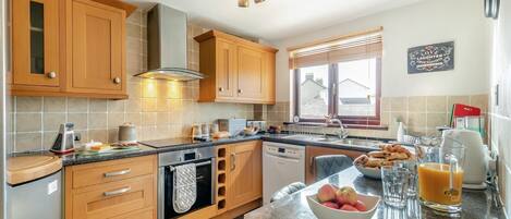 Micro-ondes, four, lave-vaisselle, chaise haute