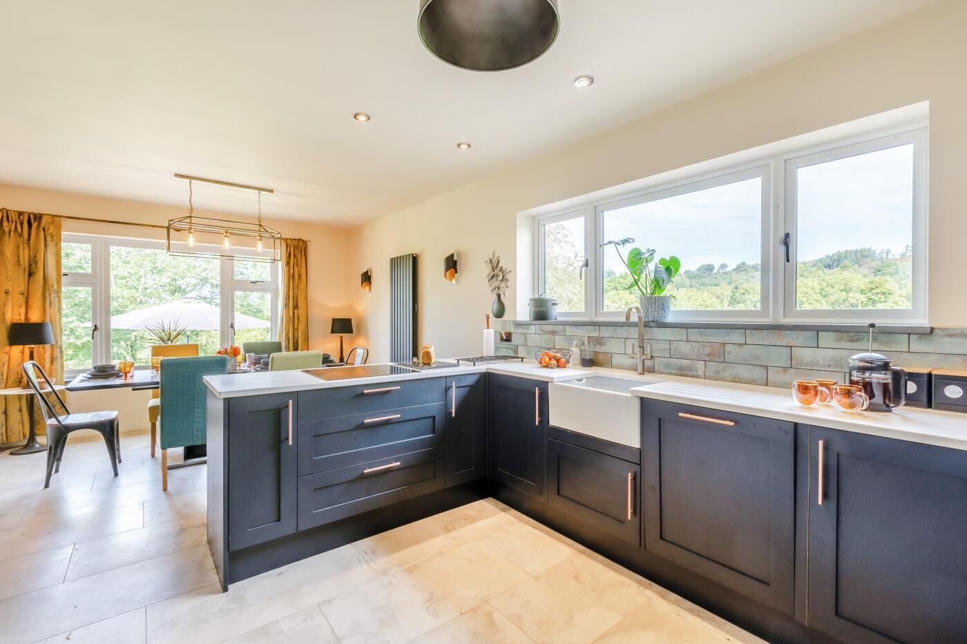 Micro-ondes, four, lave-vaisselle, chaise haute