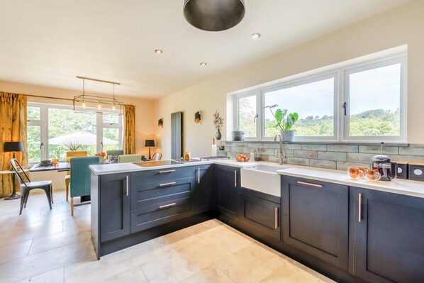 ميكروويف، فرن، غسالة أطباق، كرسي للأطفال