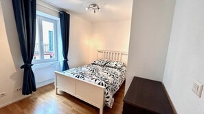 2 dormitoris, planxa i posts de planxar, Internet i roba de llit 