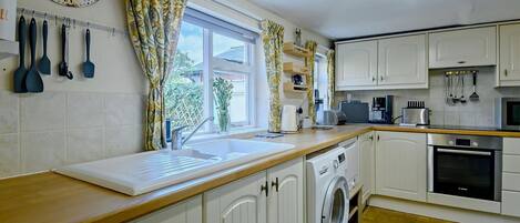 Microondas, horno, lavavajillas, silla alta para bebés