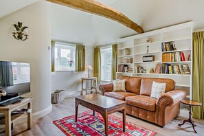 TV, fireplace - 2 Bed in Yoxford (oc-b27975) (Middleton Moor)
