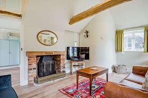 TV, fireplace - 2 Bed in Yoxford (oc-b27975) (Middleton Moor)