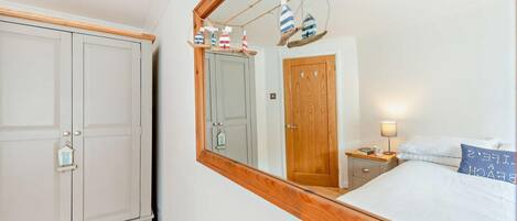 Iron/ironing board, free WiFi, bed sheets