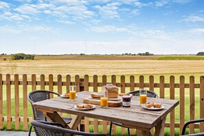 Outdoor dining - 3 Bed in Outwell (oc-a28030) (Upwell)