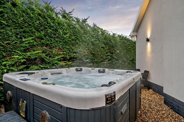 Outdoor spa tub - 2 Bed in Weasenham (oc-s27921) (Weasenham)