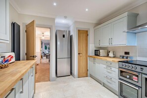 Dishwasher, cookware/dishes/utensils - 2 Bed in Weasenham (oc-s27921) (Weasenham)
