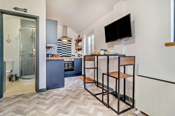 Cookware/dishes/utensils - 1 Bed in Weasenham (oc-s27922) (Weasenham)