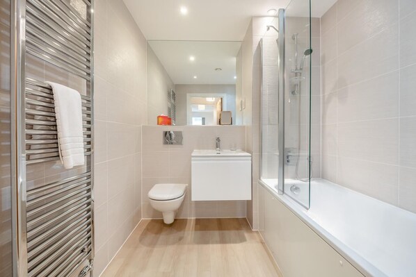 A modern bathroom with a glass shower enclosure, a toilet, and a sink. - 2 Bed in Bournemouth (oc-b27914) (Bournemouth)