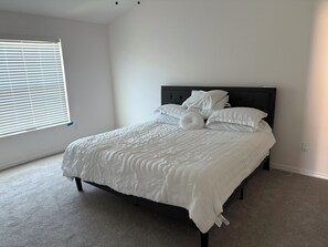Free WiFi, bed sheets - Terrific and brand new 3 bedroom villa in the Eastport area of the Villages! (The Villages)