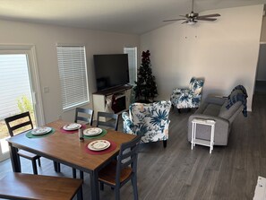 Smart TV, fireplace - Terrific and brand new 3 bedroom villa in the Eastport area of the Villages! (The Villages)