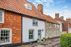 A row of traditional brick houses with white facades and red-tiled roofs. - 1 Bed in Southwold (oc-b27959) (Southwold)