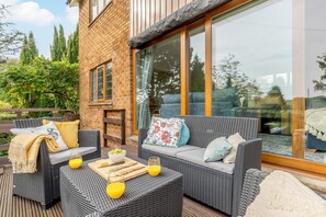 Terrace/patio - 3 Bed in Ashbourne (oc-e27970) (Ashbourne)