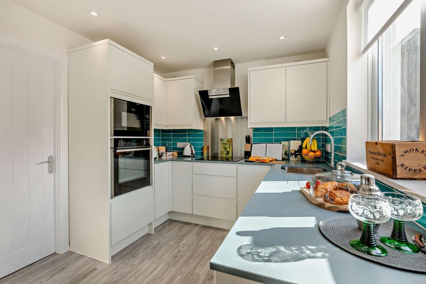 Microondas, horno, lavavajillas, silla alta para bebés