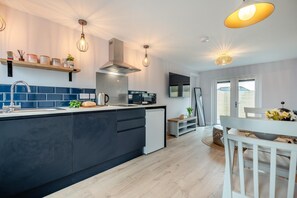Microwave, high chair, cookware/dishes/utensils - 1 Bed in Newquay (oc-l28083) (Newquay)