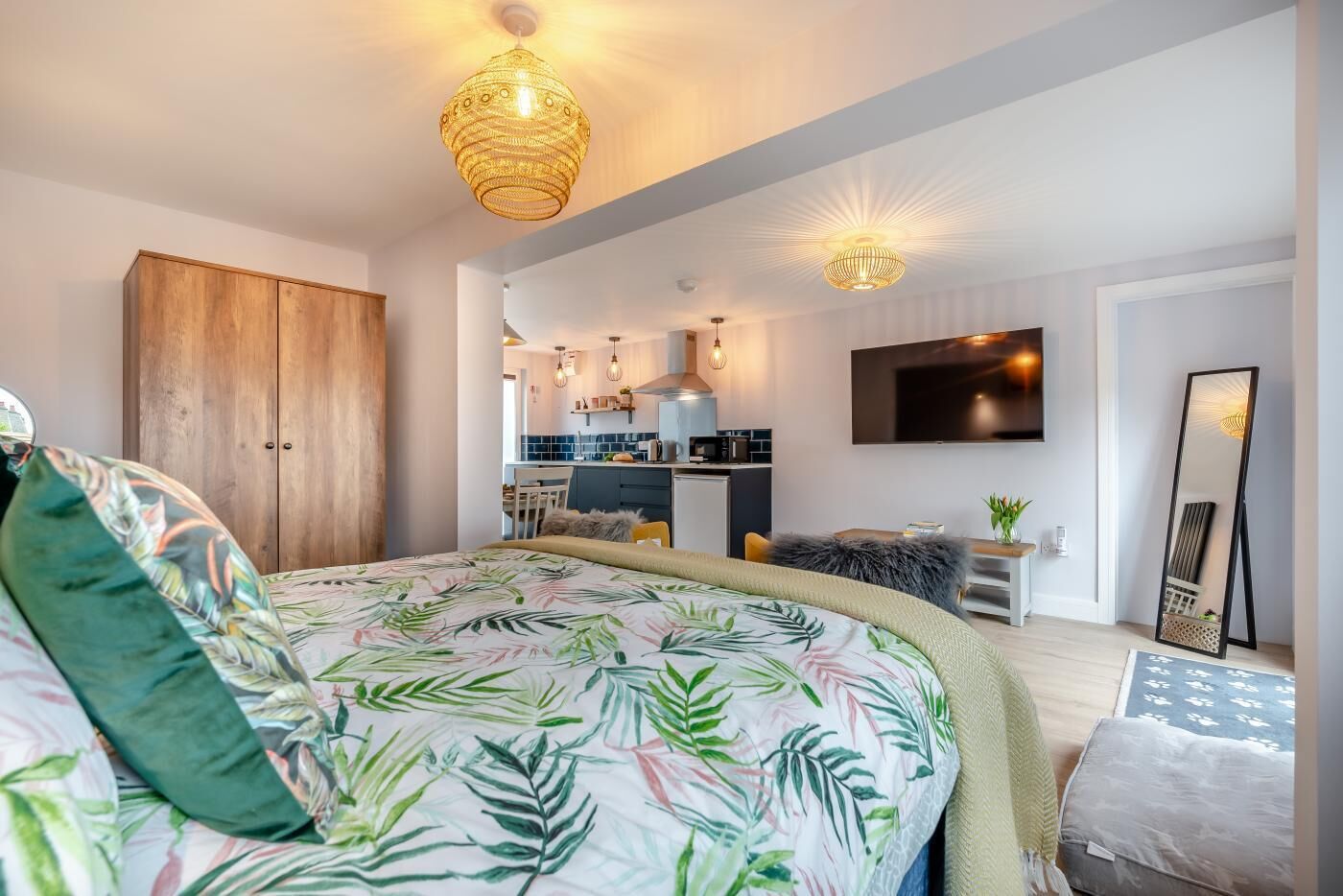 واي فاي مجانًا وملاءات أسرّة